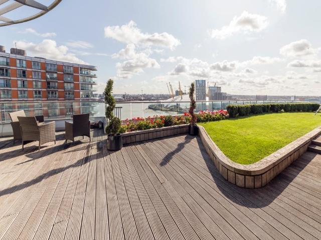 Apartment for rent in New Providence Wharf, Greater London