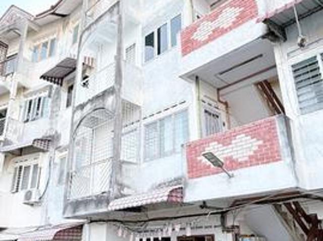 Flat for sale in Malaka