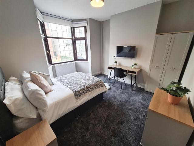 Room for rent in Dixons Green, West Midlands