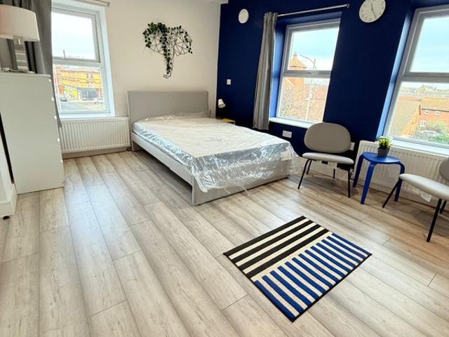 Studio for rent in Calderstones