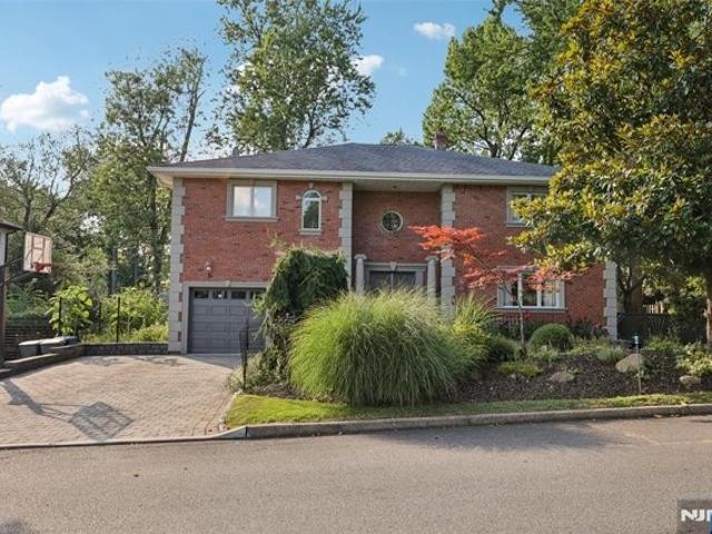 House for sale in Cresskill