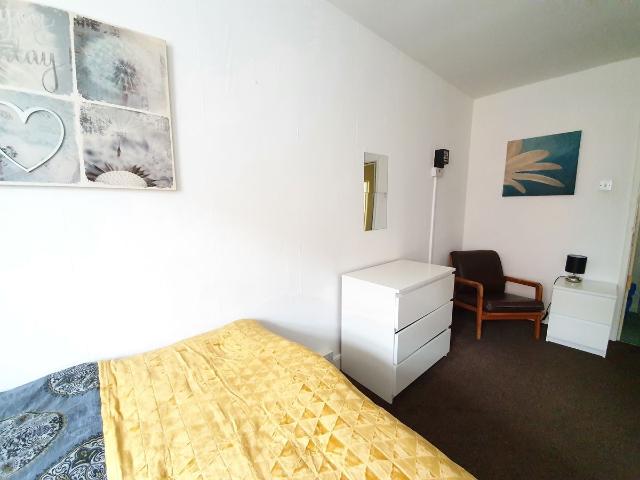 Room for rent in Dixons Green, West Midlands