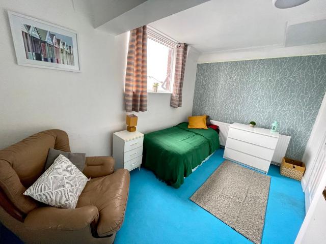 Studio for rent in Dixons Green, West Midlands