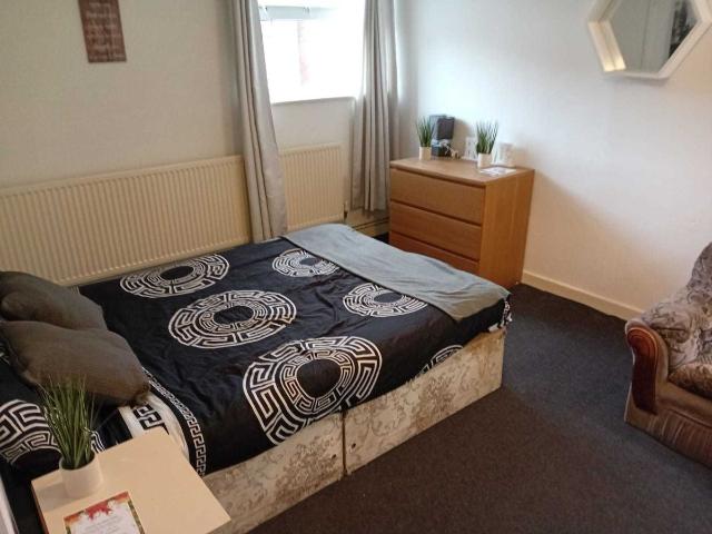 Studio for rent in Dixons Green, West Midlands