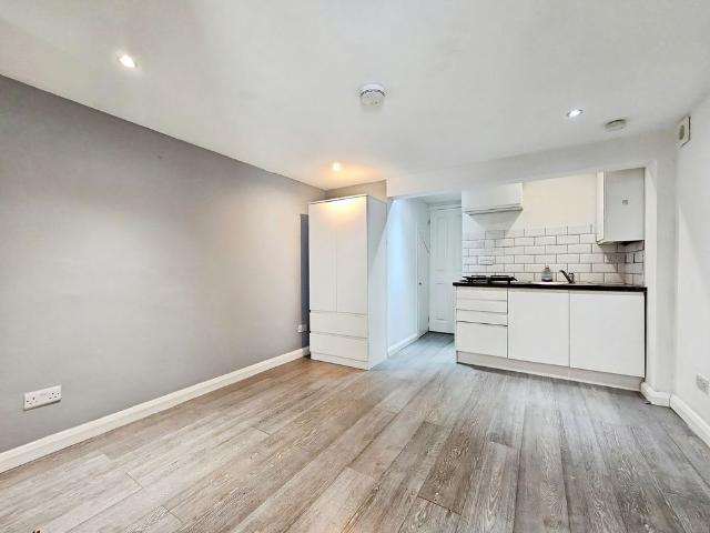 House for rent in Birch Green, Lower Halliford