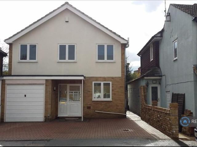 House for rent in Birch Green, Lower Halliford