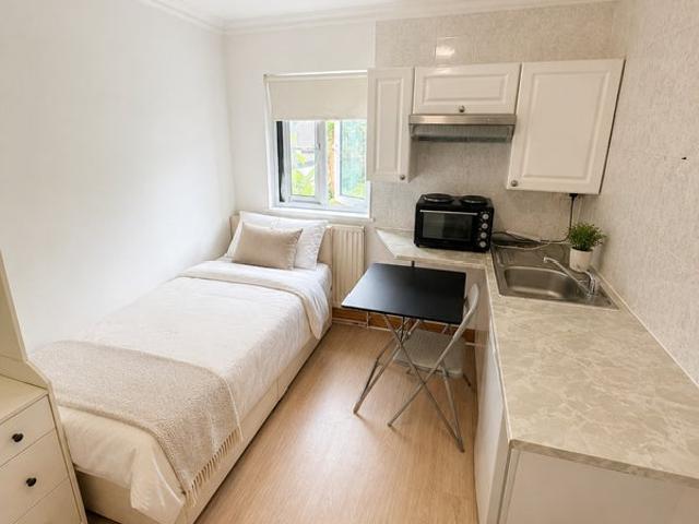 Studio for rent in West Hackney, Greater London