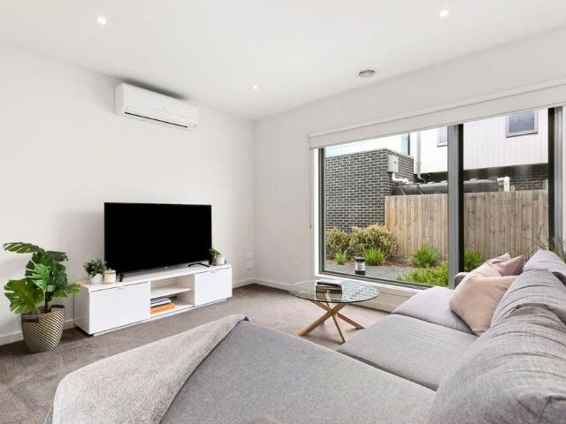 Townhouse for rent in Safety Beach, Melbourne