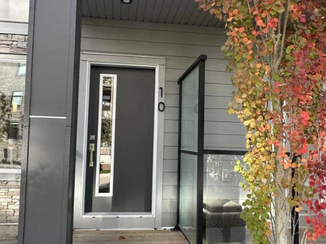 Townhouse for rent in Springbank Hill, Calgary