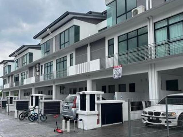 Townhouse for rent in Petaling, Alam Impian
