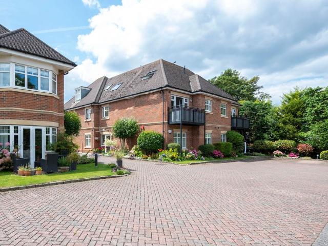 Apartment for rent in Blackhills, Surrey