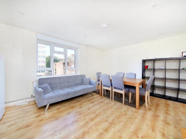 Apartment for rent in Summerstown, Greater London