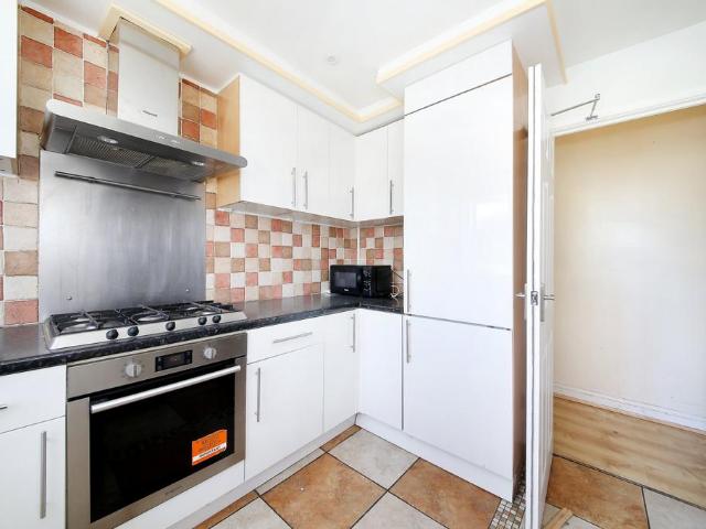 Apartment for rent in Summerstown, Greater London