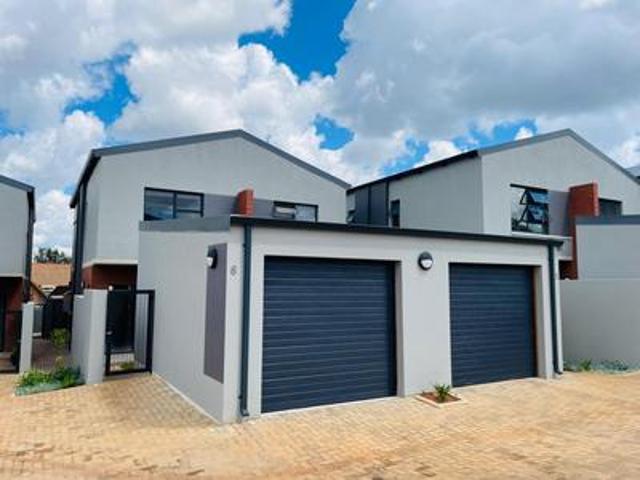 Townhouse for rent in Waterkloof, Gauteng