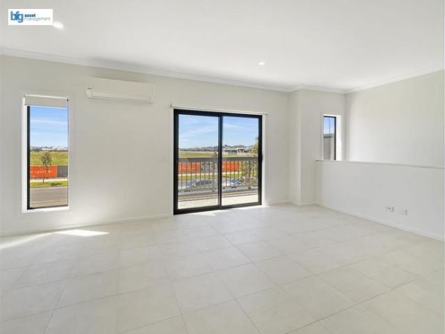 Townhouse for rent in Grand Central, Melbourne