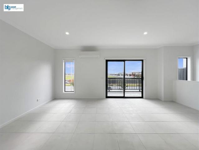 Townhouse for rent in Grand Central, Melbourne