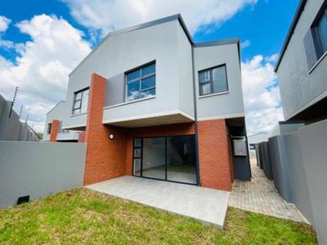 Townhouse for rent in Waterkloof, Gauteng