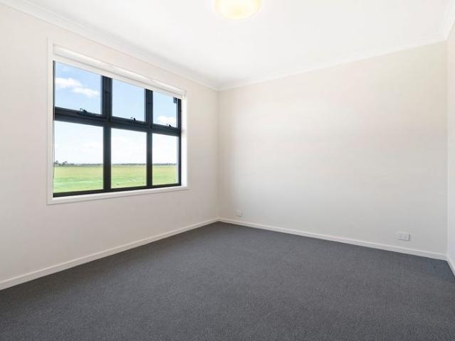 Townhouse for rent in Grand Central, Melbourne