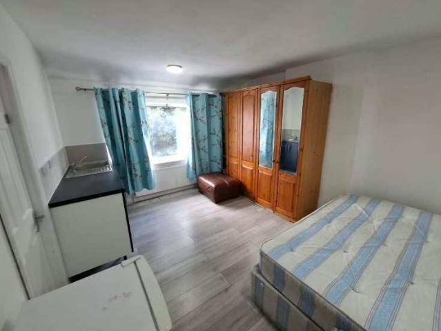 Studio for rent in Dollis Hill, Greater London