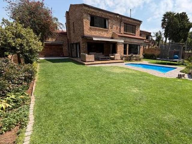 Townhouse for sale in Bedfordview, City of Ekurhuleni Metropolitan Municipality