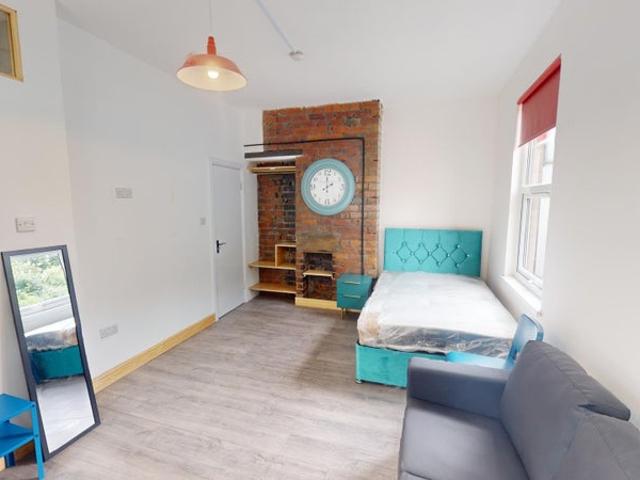 Studio for rent in Hyde Park, West Yorkshire