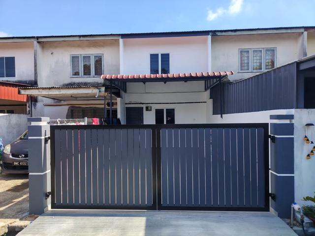 Terraced House for sale in Malaka