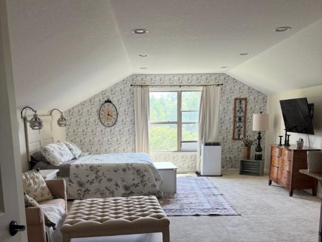 Room for rent in Roanoke, Indiana