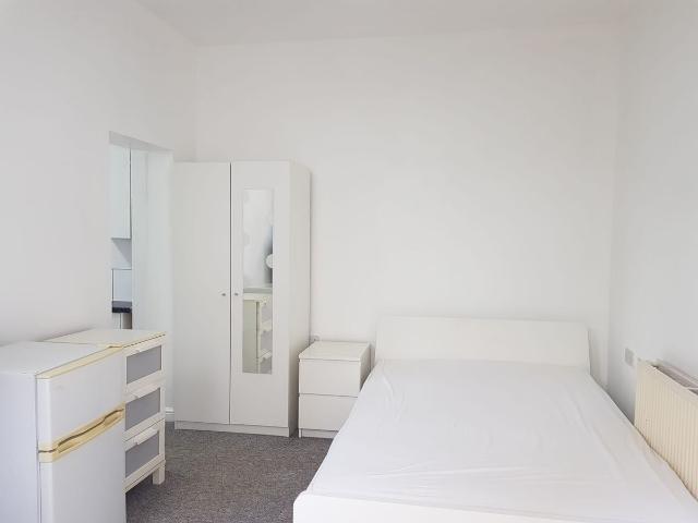 Studio for rent in Penylan, Falcon Lodge