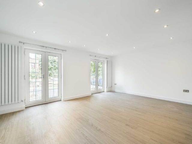 Townhouse for rent in London Borough of Merton, Greater London