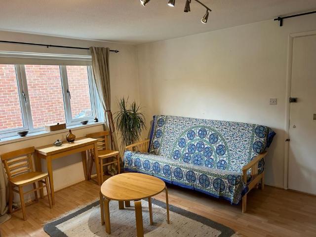 Apartment for rent in Colney Hatch, Greater London