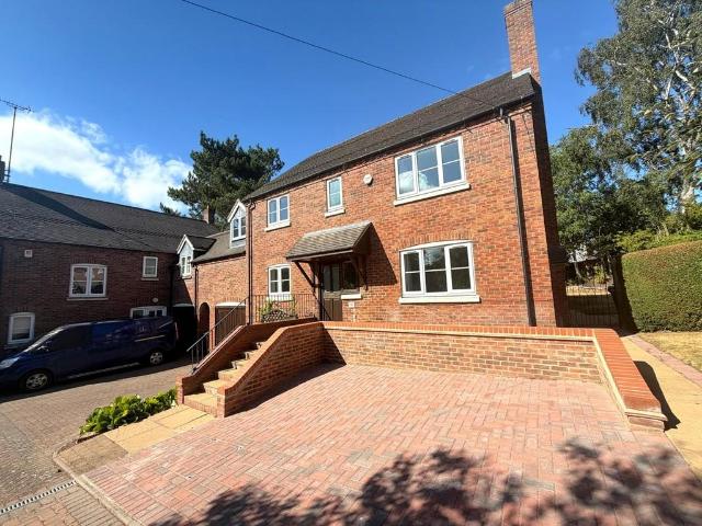 House for rent in Winshill, Beamhurst