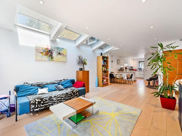 Apartment for rent in London Borough of Merton, Merton Park