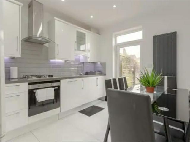 House for rent in Summerstown, Greater London