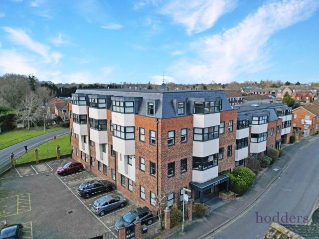 Apartment for rent in Row Town, Surrey