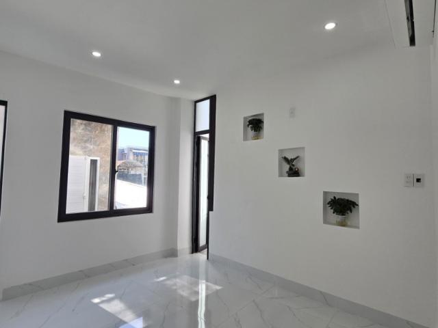 Nhà mặt phố bán