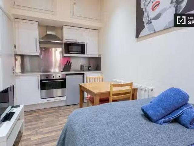 Apartment for rent in Brondesbury, Greater London