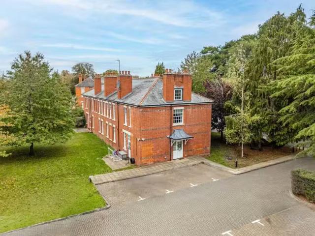 Apartment for rent in Napsbury Park, Five Acres