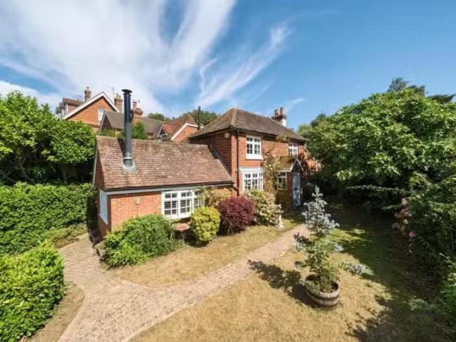 House for rent in Heol-las, Surrey
