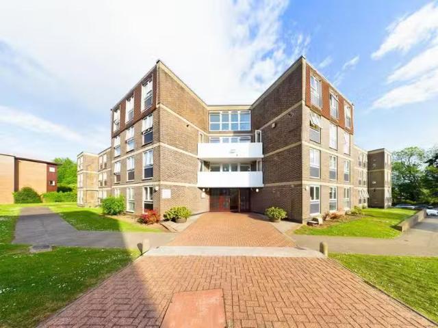 Apartment for rent in Little Stanmore, Greater London