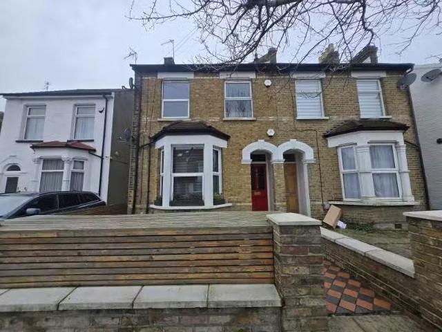 Apartment for rent in Freezywater, Greater London