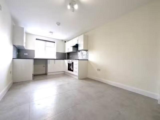 House for rent in Heol-las, Surrey