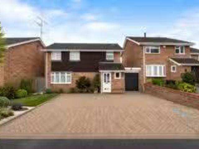 House for rent in Heol-las, Surrey
