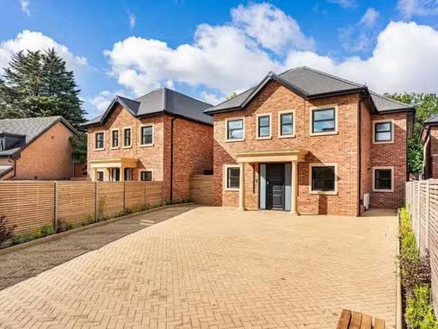 House for rent in Burnt Oak, Greater London