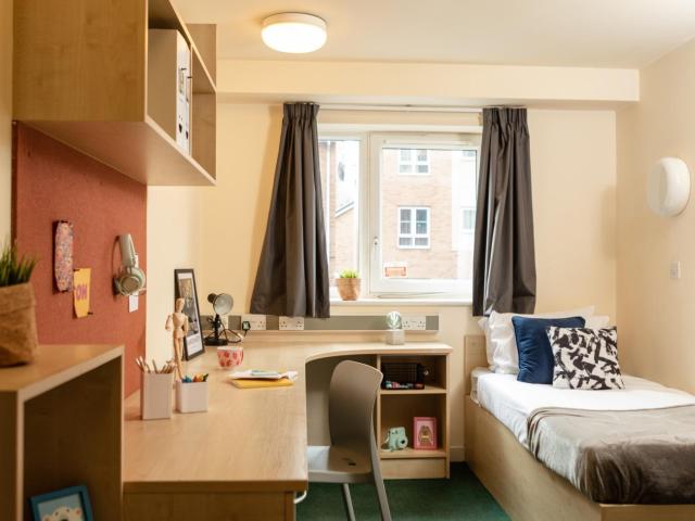 Room for rent in Hyde Park, West Yorkshire