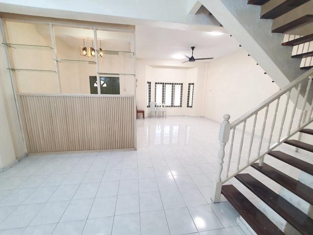 Terraced House for sale in Malaka