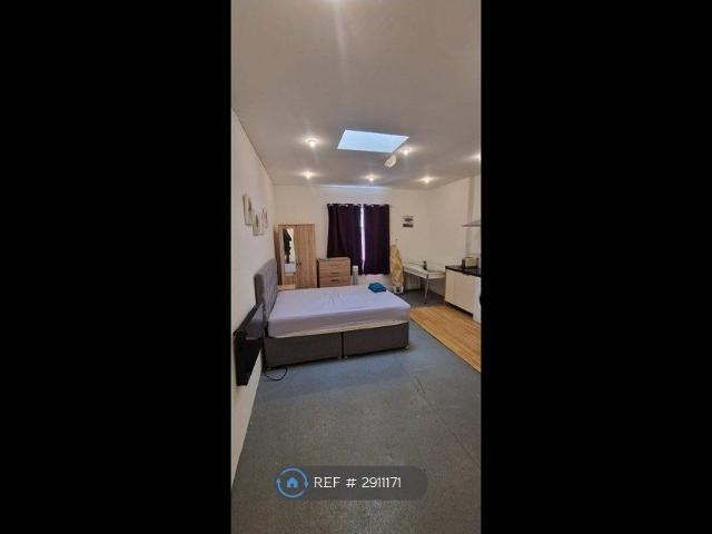 Studio for rent in Mayer's Green, West Bromwich