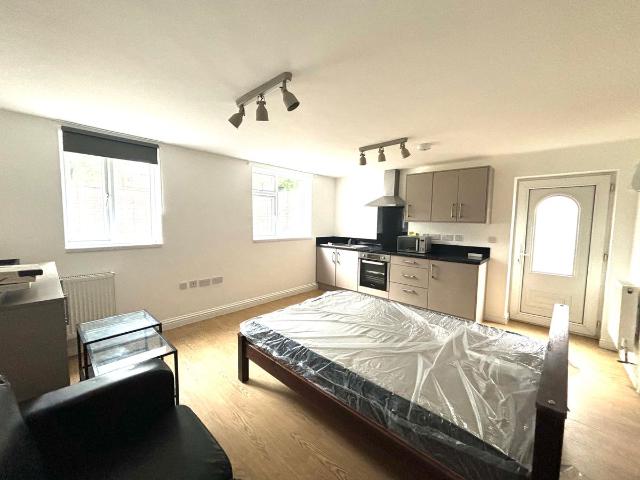 Studio for rent in Northfield, West Midlands