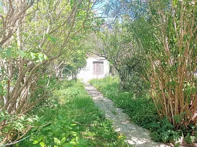 Maison vente à Nîmes, Écusson