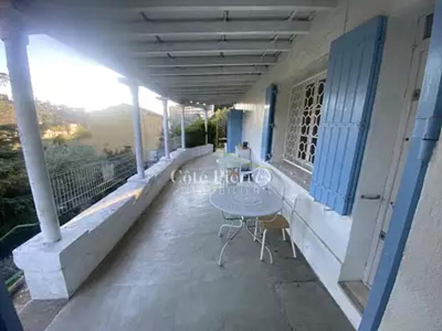 Maison vente à Nîmes, Écusson