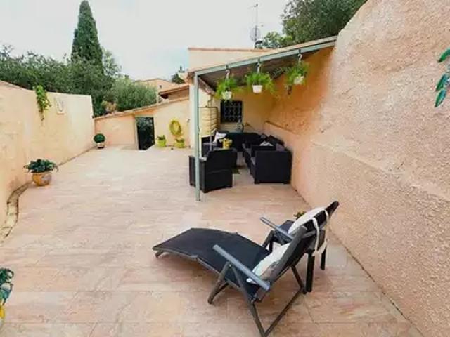 Maison vente à Nîmes, Écusson